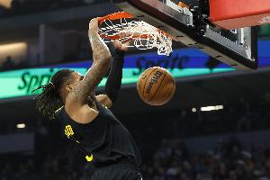 爱拼就有机会！理查德9中4得9分7板1助 拼下5个进攻篮板